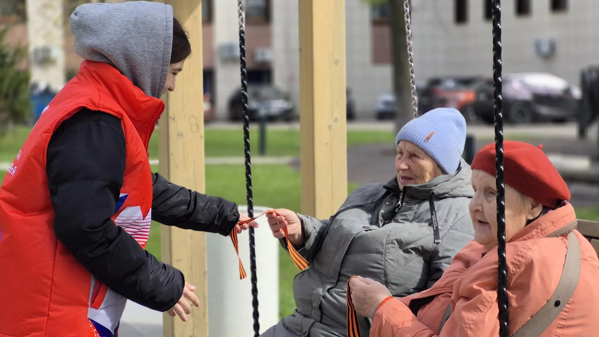 В Реутове 3 мая раздали Георгиевские ленты жителям