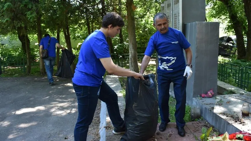 Молодогвардейцы убрали территорию у памятника в поселке Краснознаменский Щелкова