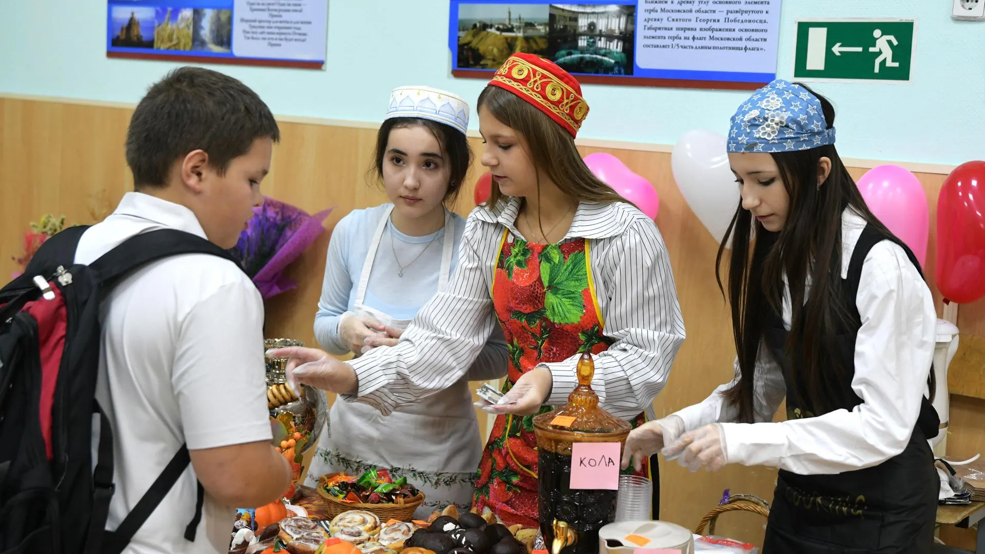 В Дмитровской школе №2 провели благотворительную ярмарку «Добрые сердца»