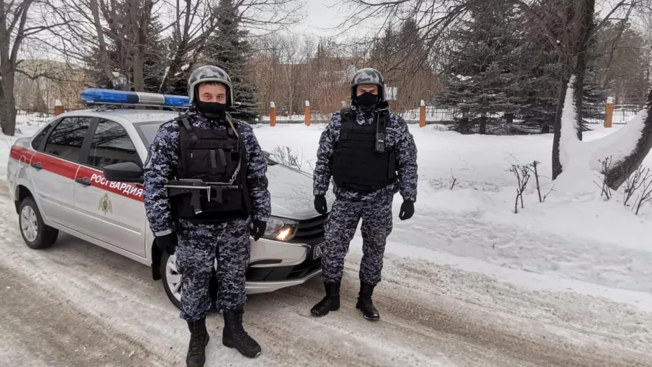 Росгвардейцы задержали мужчину с топором в Ленинском округе