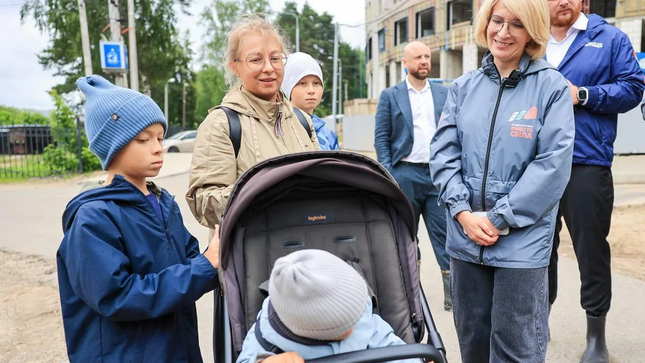 Глава Мытищ проверила работы по благоустройству набережной реки Яузы