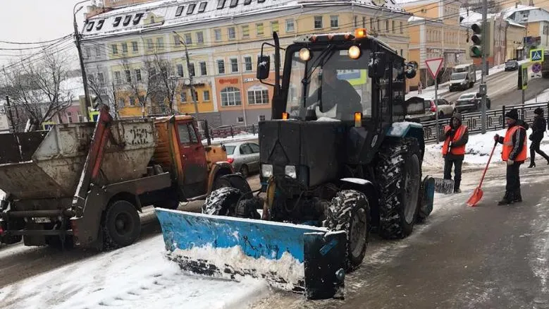 Более 500 рабочих убирают снег во дворах в Подольске