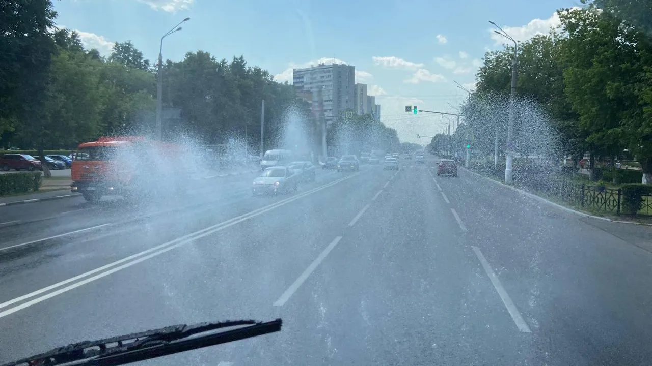 В Подольске из‑за жары поливают улицы водой