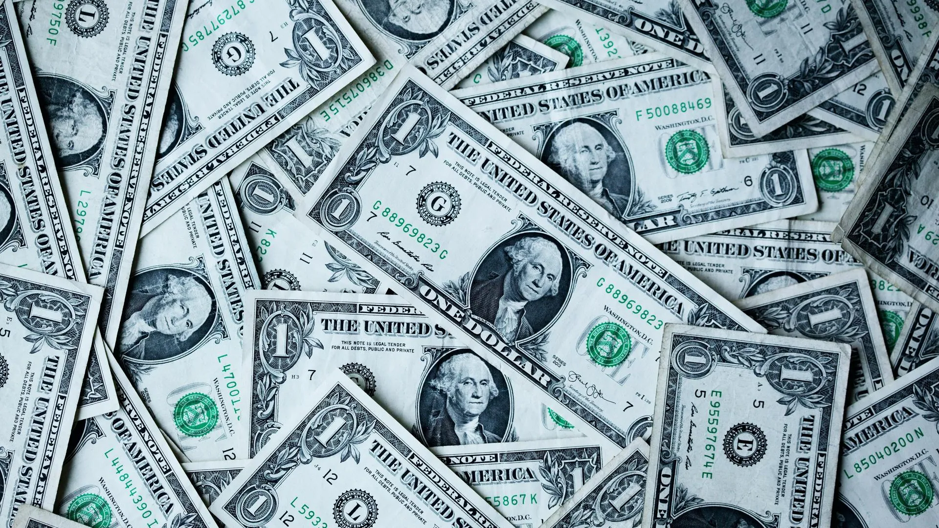 Обманутый мошенниками пенсионер выкинул с балкона $100 тыс в Москве