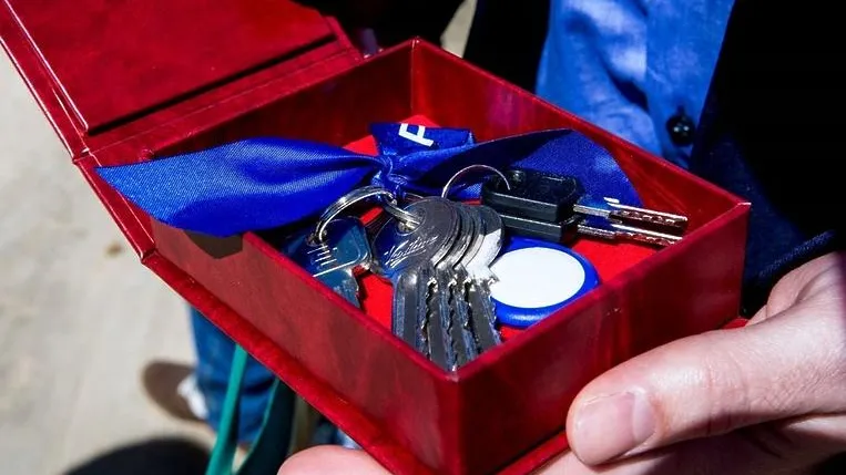 Сотрудникам ГИБДД Люберец в профессиональный праздник вручили сертификаты на жилье