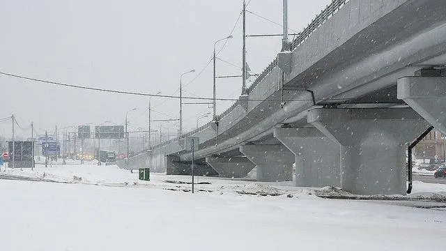 Движение затруднено на нескольких участках МКАД из‑за буксующих фур
