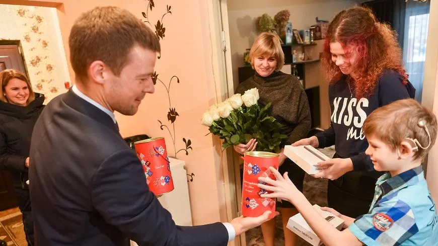 Глава Балашихи передал планшеты и сладкие подарки к Новому году семье участника СВО