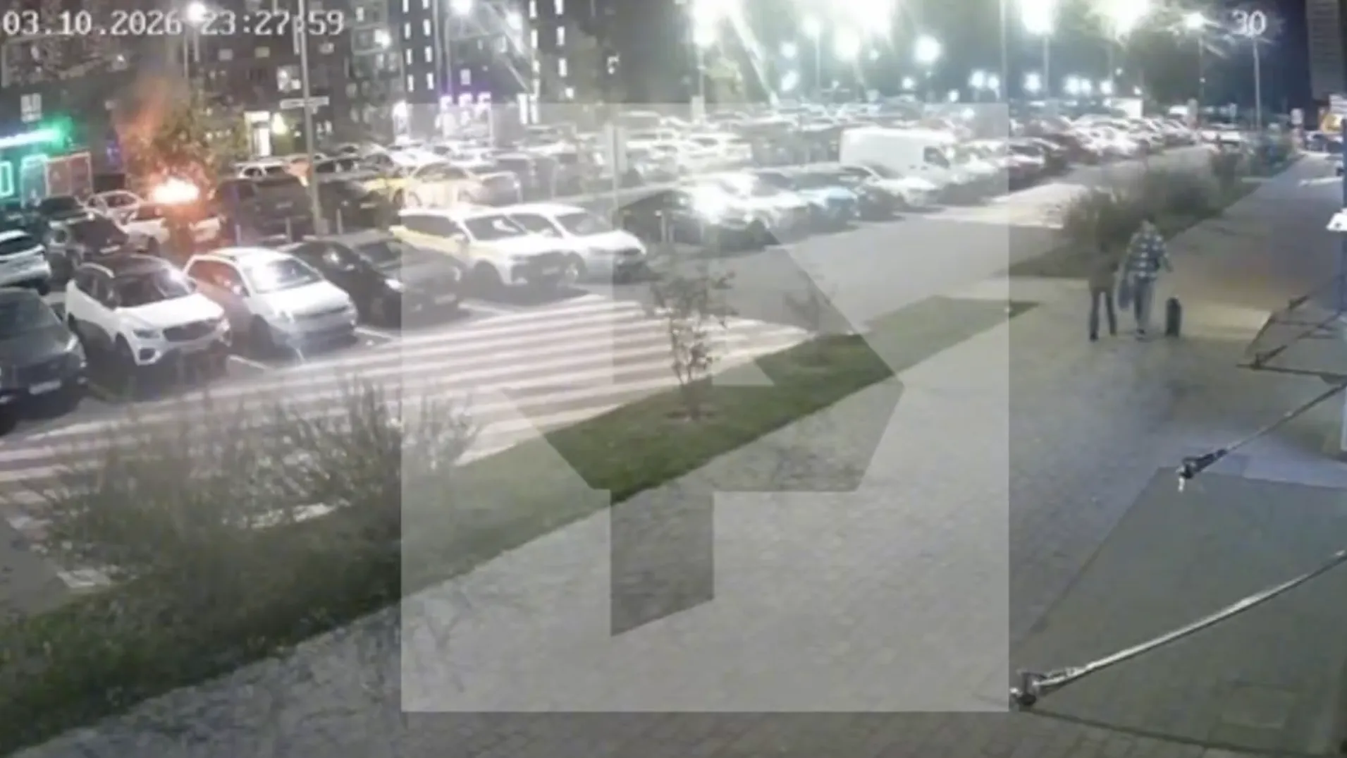 Неизвестные подожгли автомобиль BMW во дворе многоэтажки в Подмосковье