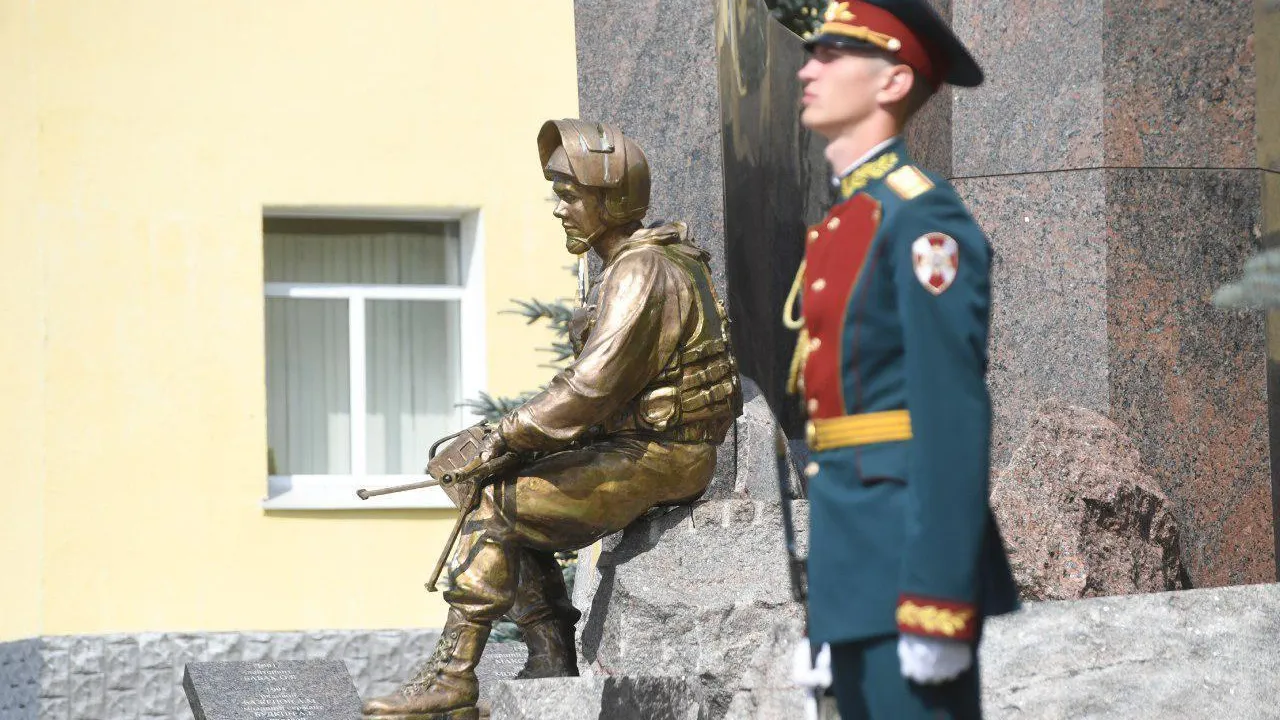 Воробьев и Золотов возложили цветы к памятнику воинам‑софринцам в Подмосковье