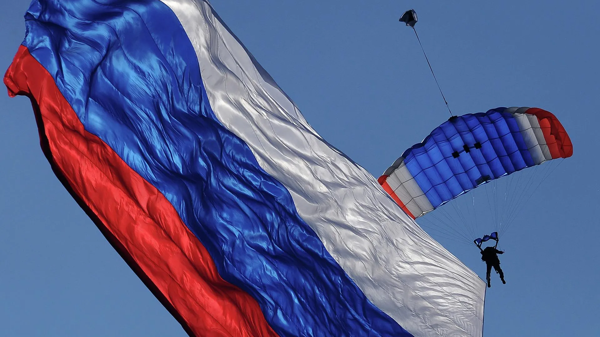 Парки Подмосковья поздравили с Днем России и запустили флешмоб