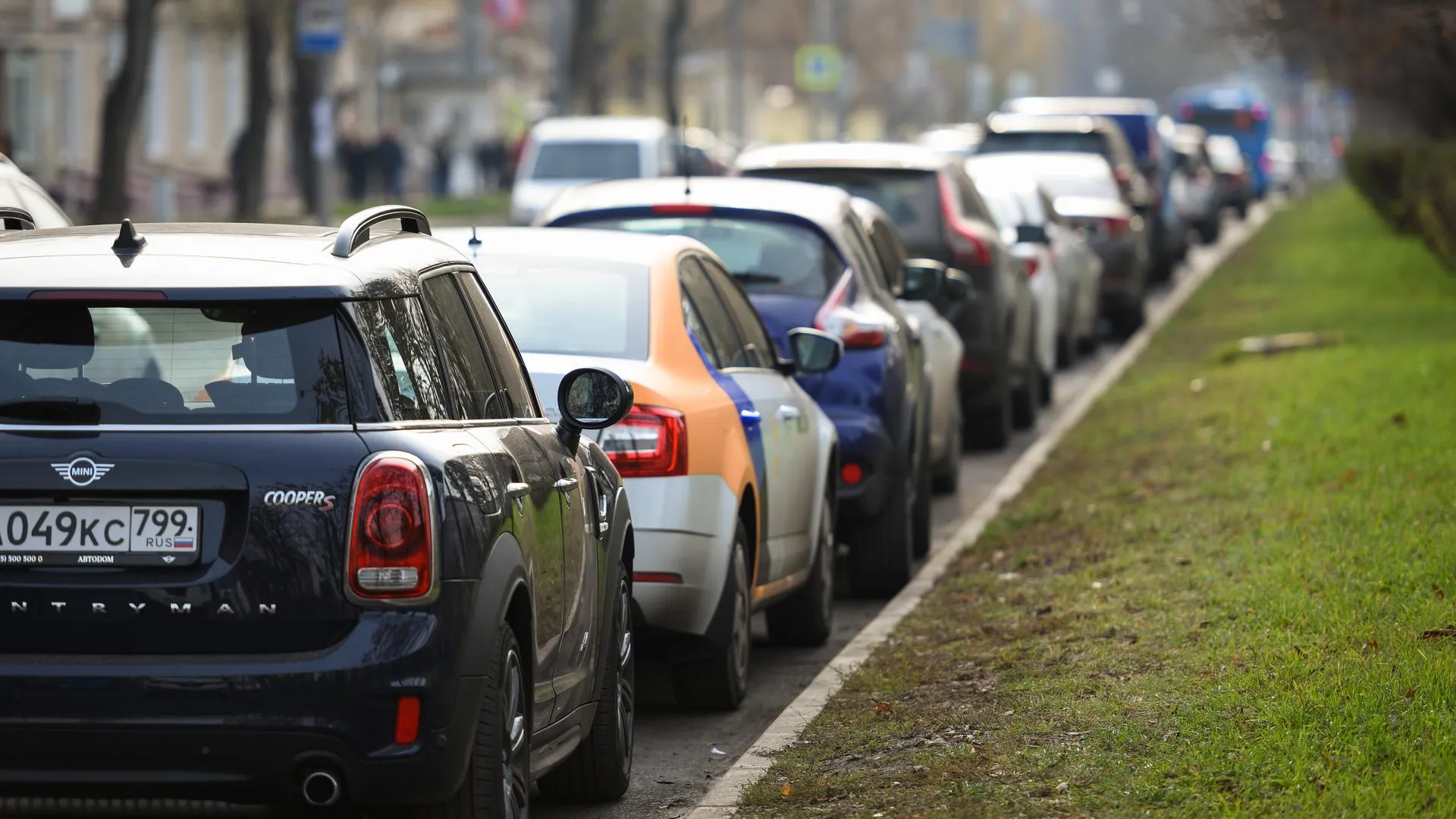 Автолюбителей просят не парковаться на двух улицах Дзержинского с четверга