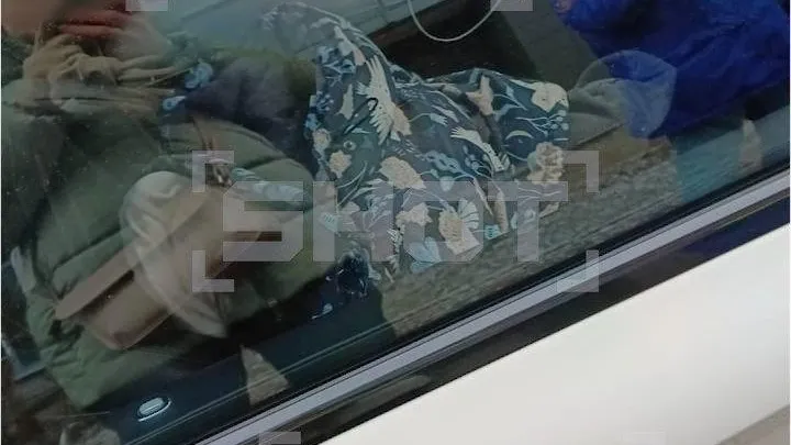 Очевидцы рассказали о маленькой девочке, замерзающей внутри машины в Москве