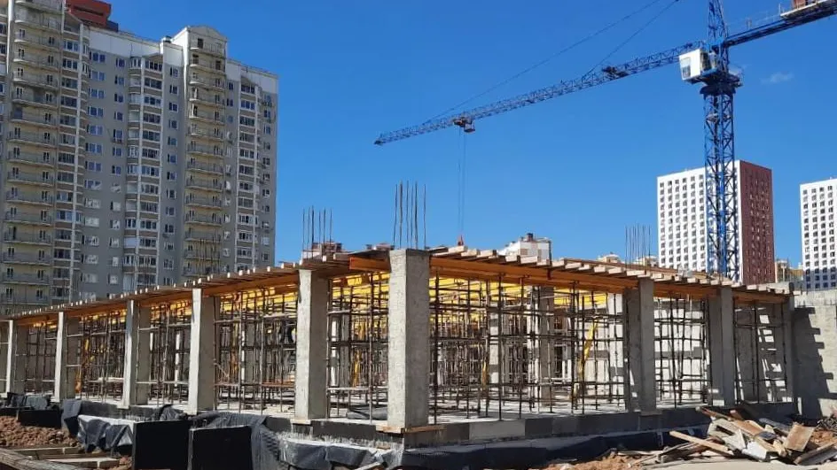 Школу на 825 мест строят в микрорайоне Дрожжино Ленинского округа
