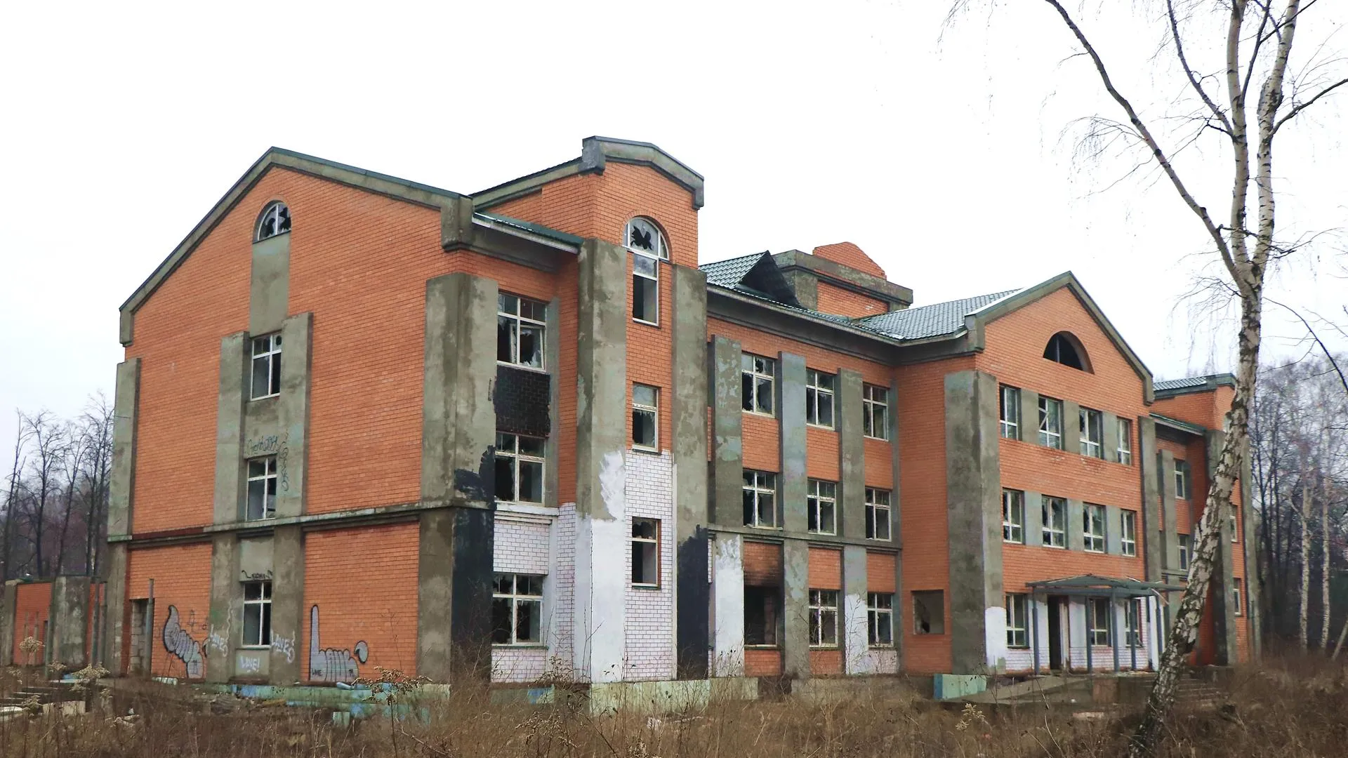 Недостроенное здание кожно‑венерологического диспансера в Мытищах реконструируют