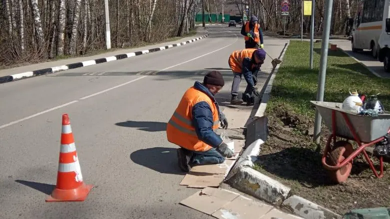 В Котельниках начались работы по покраске бордюрного камня