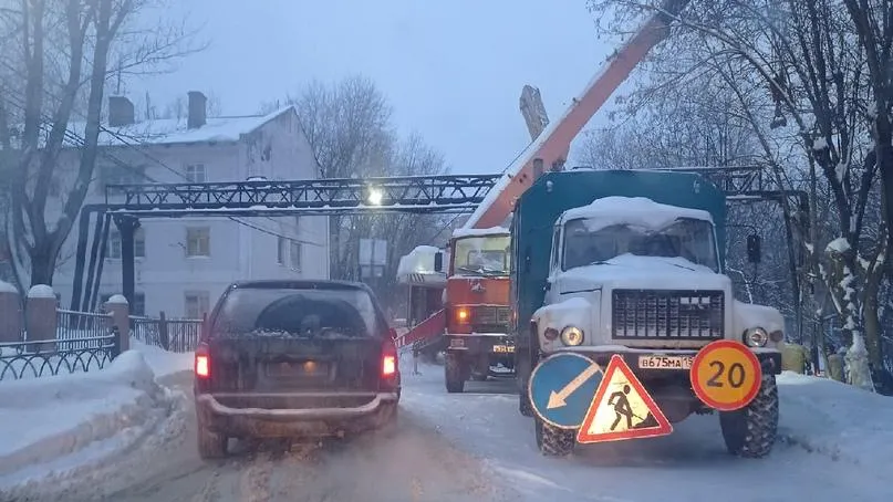 Самосвал врезался в трубу отопления в Подольске