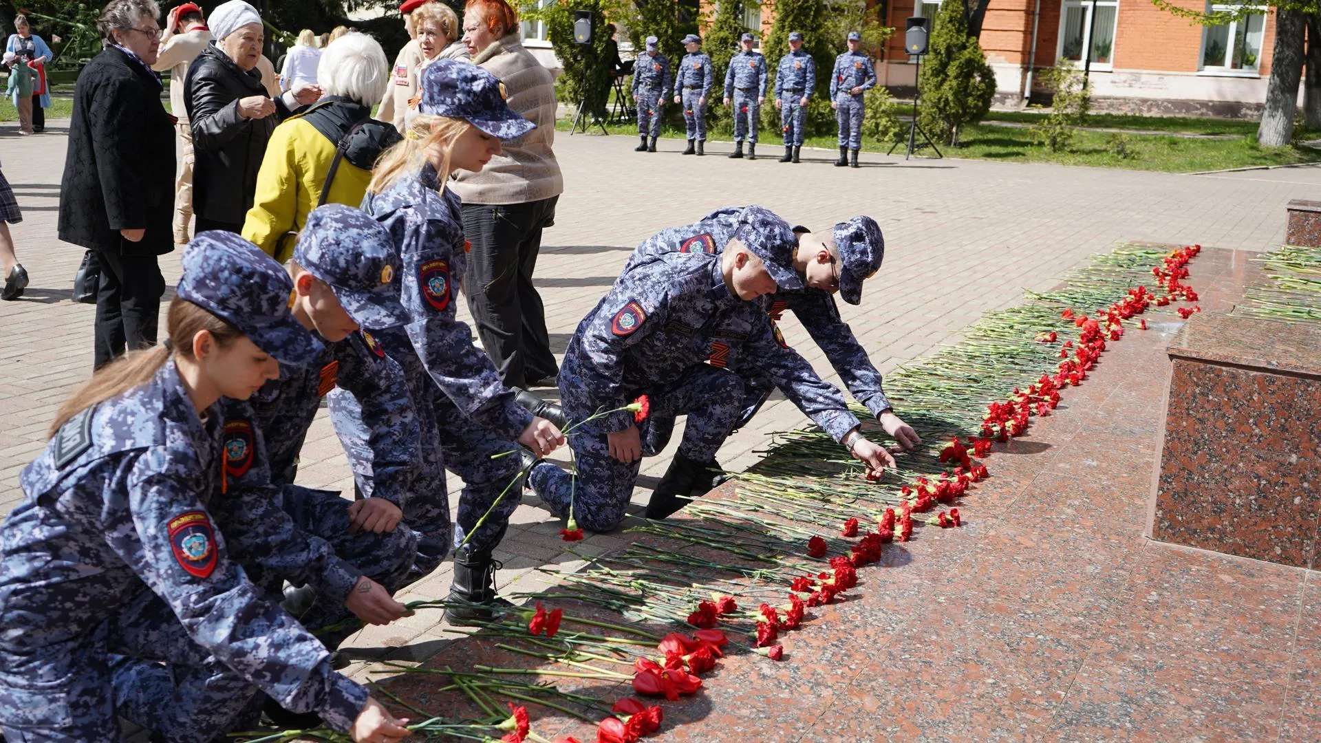 К патриотической акции «Поклонимся» присоединились сотрудники Росгвардии в Можайске
