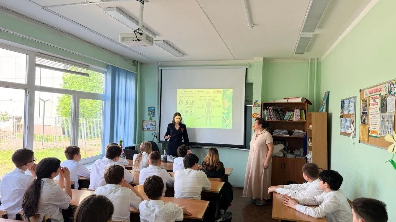 В Долгопрудном шестиклассникам рассказали о правилах езды на самокатах