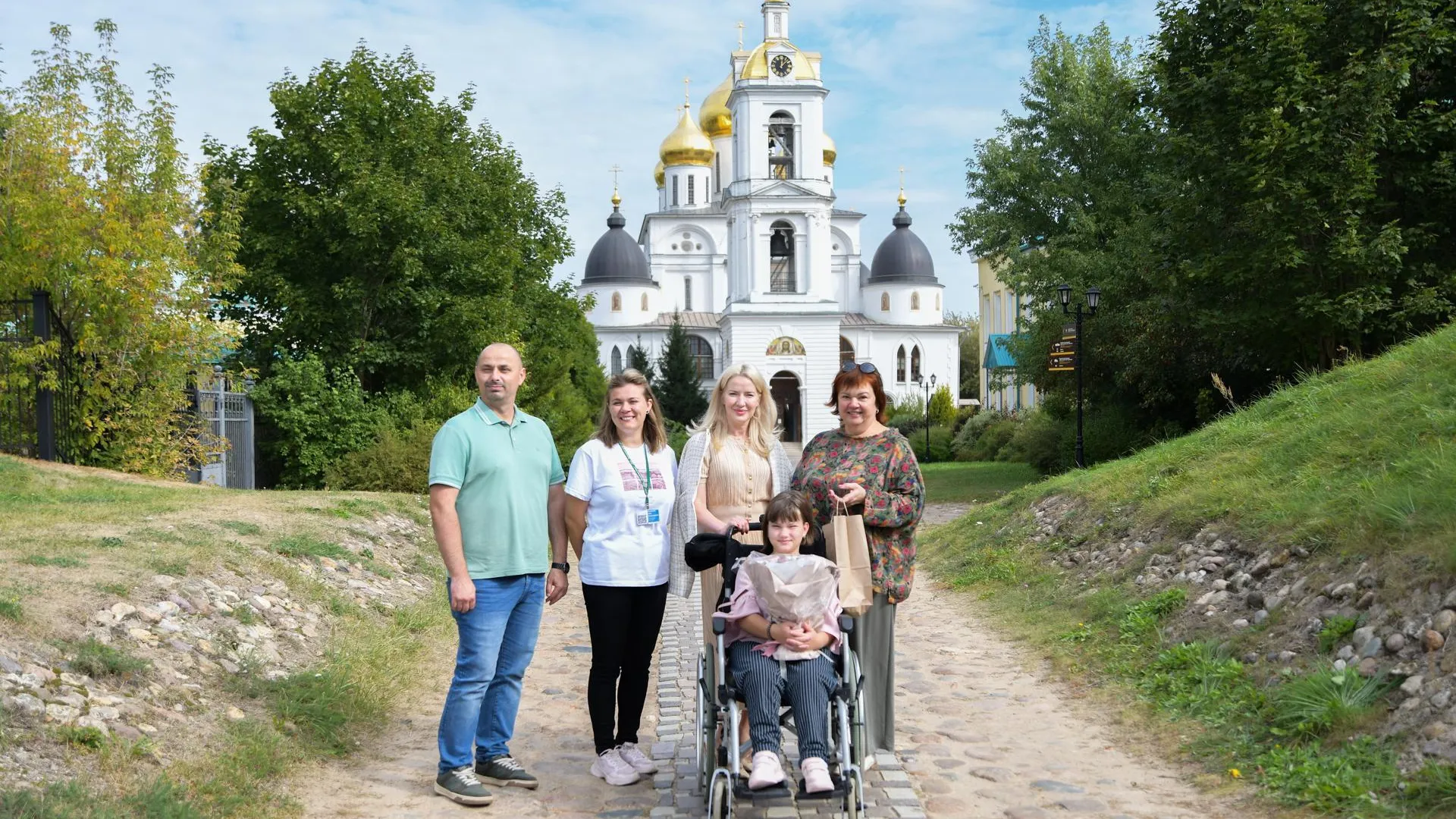 Глава Дмитровского округа организовал экскурсию по городу для девочки из Курска