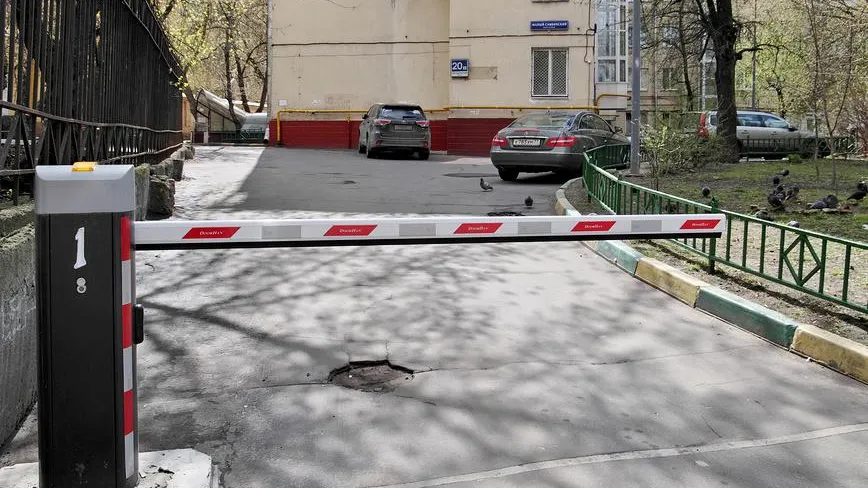 Число случаев незаконной установки шлагбаумов в Москве снизилось в 1,6 раза