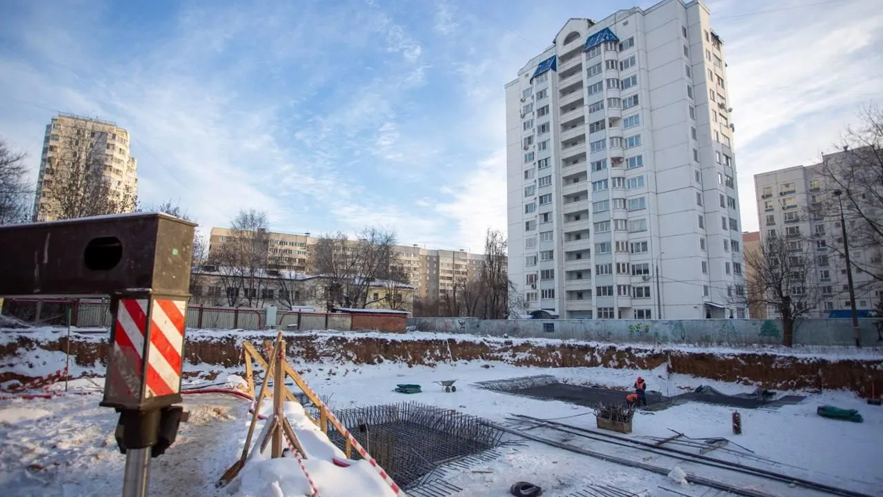 В детсаду на Вокзальной улице Подольска завершают армирование фундамента
