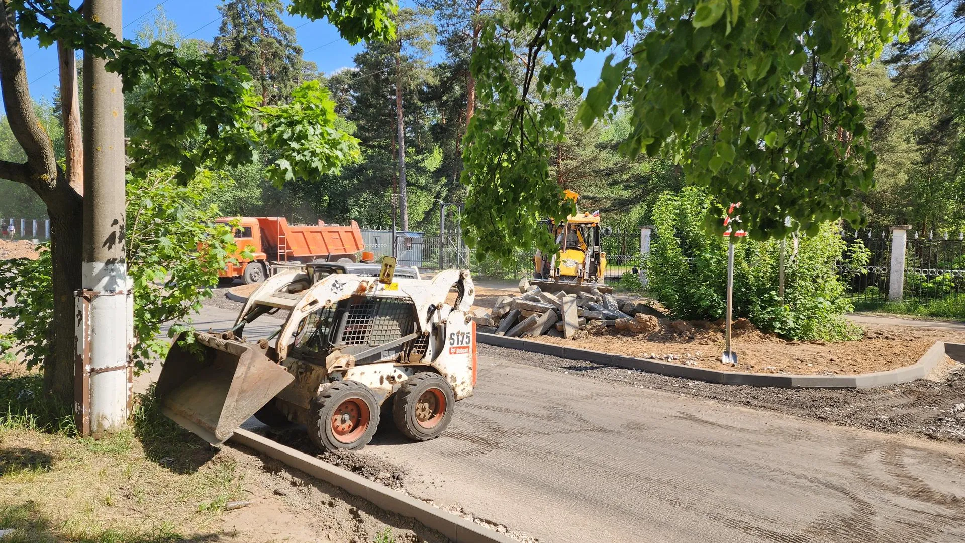 Завершается установка бордюров на бульваре Зубова в Красноармейске