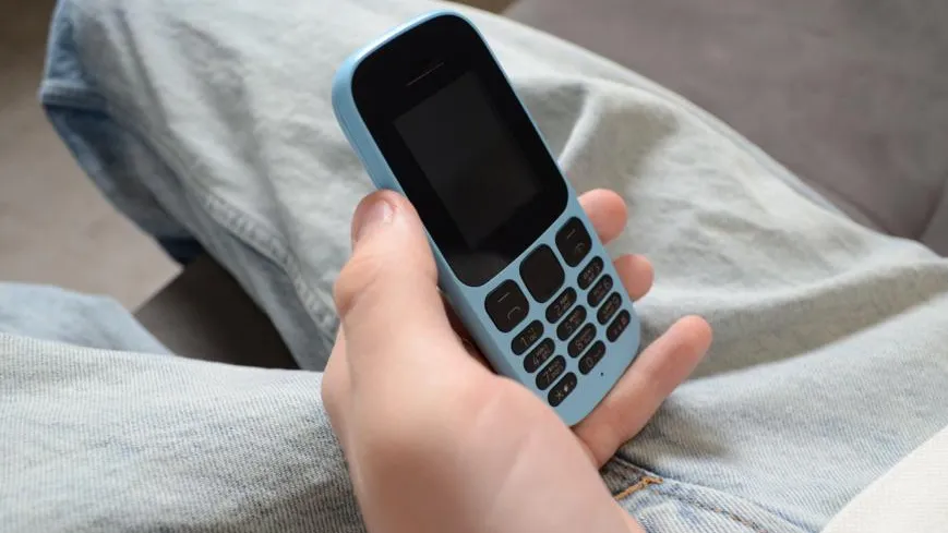 Кнопочный телефон вместо смартфона бьет по ребенку: психолог
