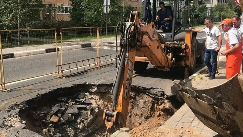 В домах ряда улиц в Мытищах возможно отключат воду после провала асфальта