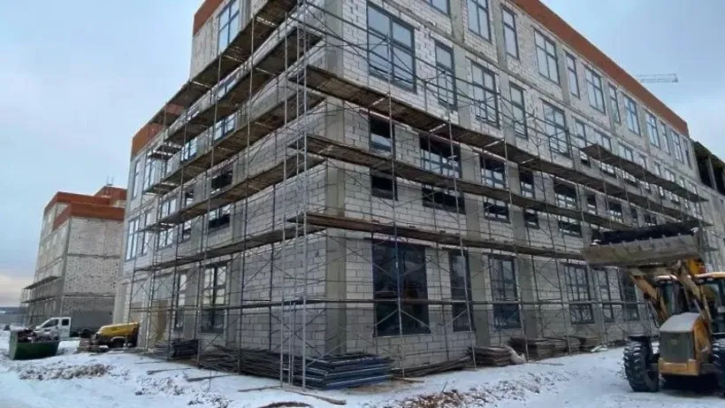 В здании новой школы Домодедова приступили к устройству фасадных конструкций