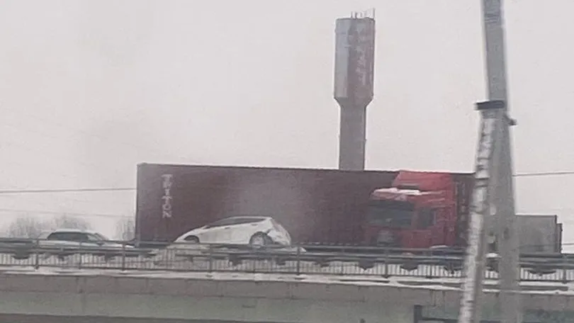 Автомобиль повис на разделительном ограждении в Подольске