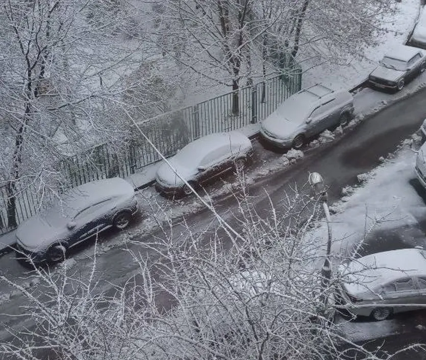 Автомобили на улице Москвы после снегопада.