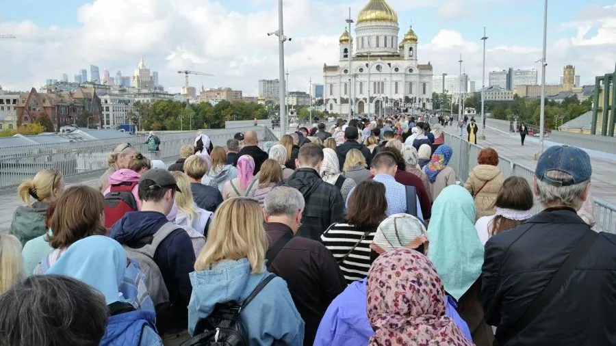 Верующие с 2 часов ночи ждали, чтобы поклониться мощам в Храме Христа Спасителя