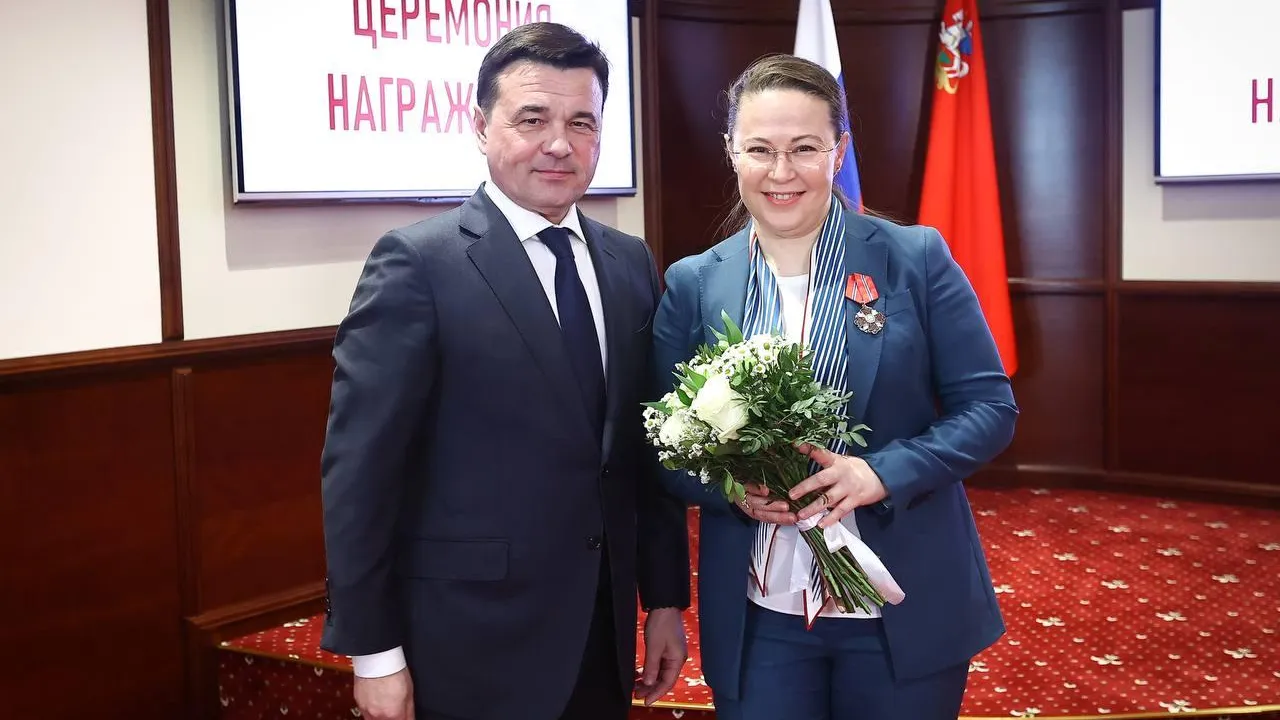 Андрей Воробьев наградил Екатерину Зиновьеву орденом