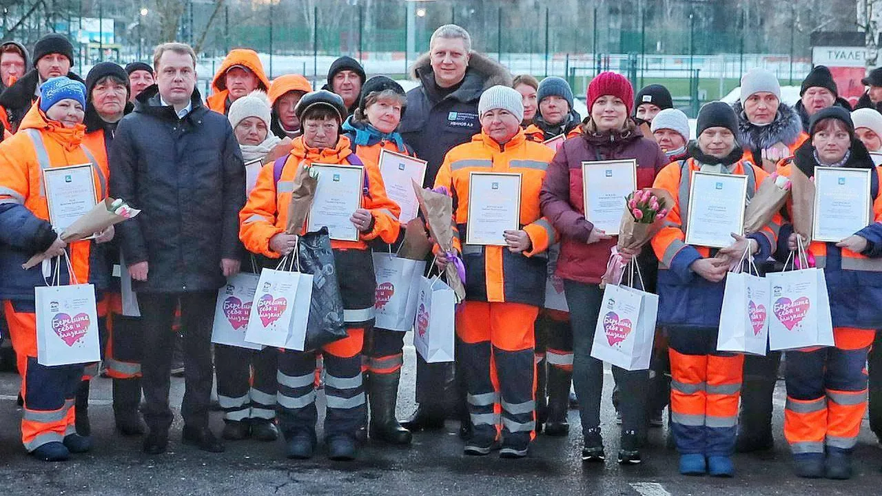 Глава Одинцовского округа поздравил сотрудниц сферы благоустройства с наступающим 8 Марта