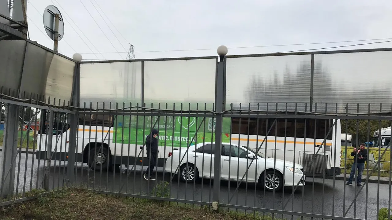Иномарка столкнулась с автобусом в Люберцах
