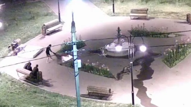 В Серпухове неизвестные постирали в фонтане матрас и ковер
