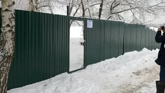 Незаконные ограничения доступа к водоему выявили в селе Троицкое Мытищ