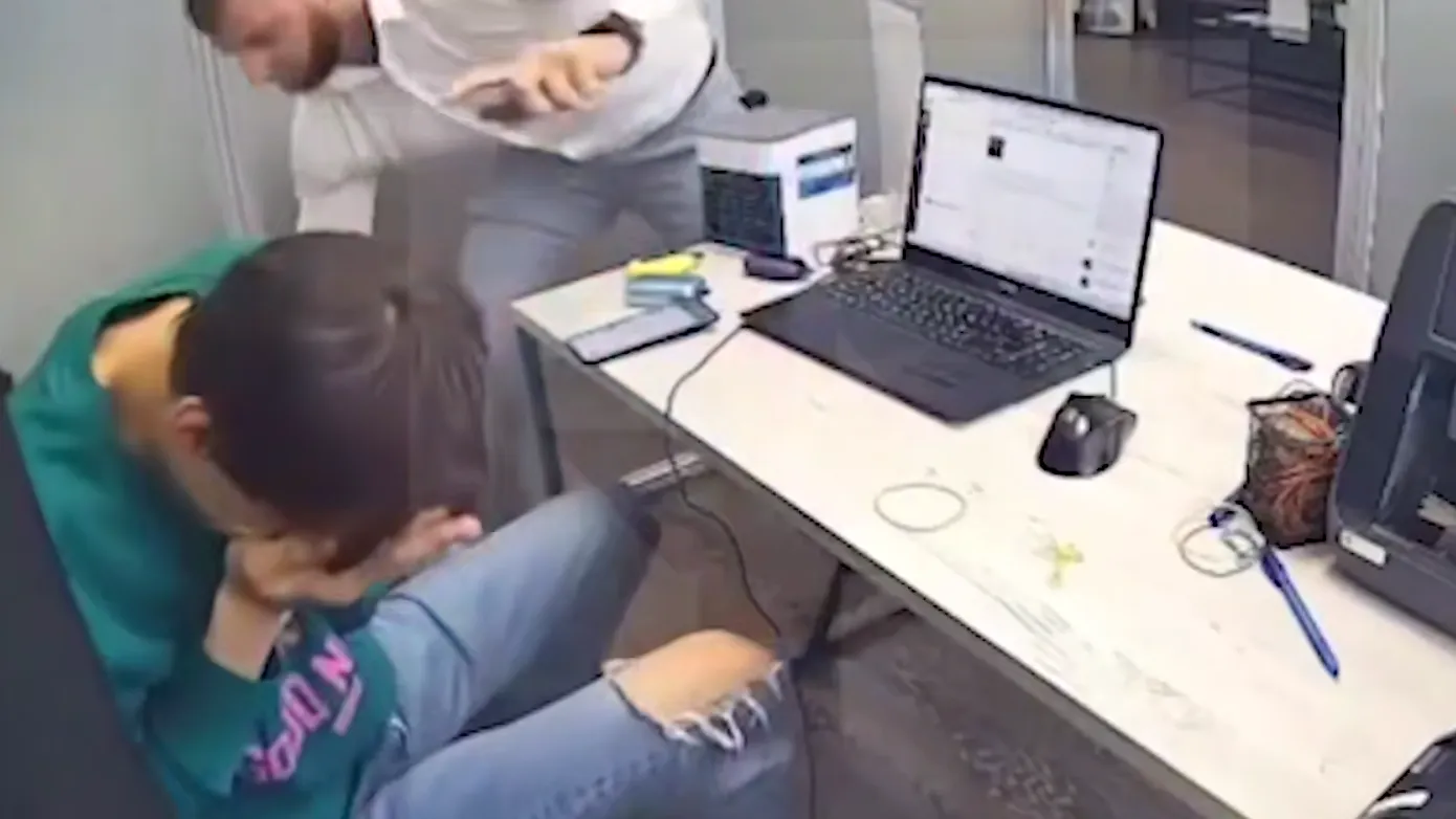 Дерзкое ограбление офисного работника на 11 млн руб в Петербурге попало на видео