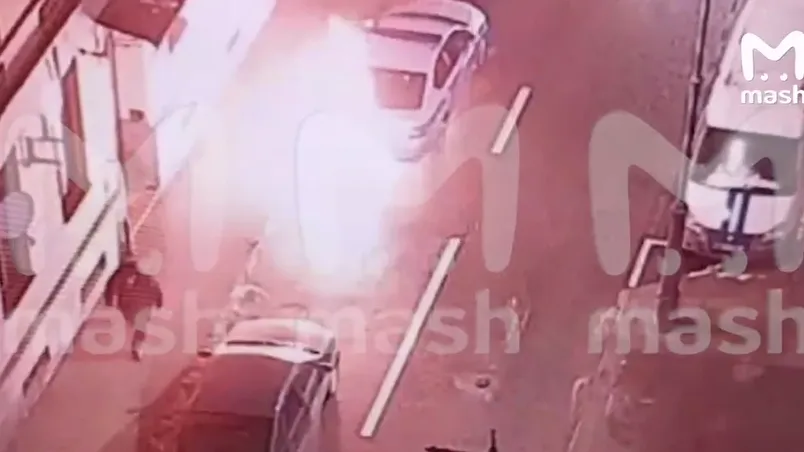 Момент поджога полицейского автомобиля в центре Москвы попал на видео