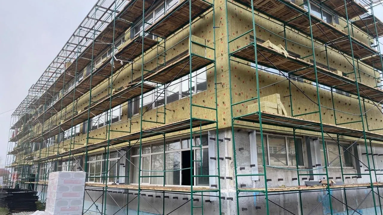 В Дзержинском в гимназии № 5 приступили к утеплению фасада