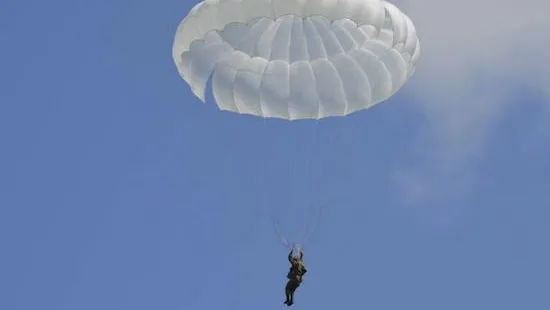 Военнослужащие танковой армии ЗВО совершат свыше 4 тыс прыжков с парашютом в 2020 году