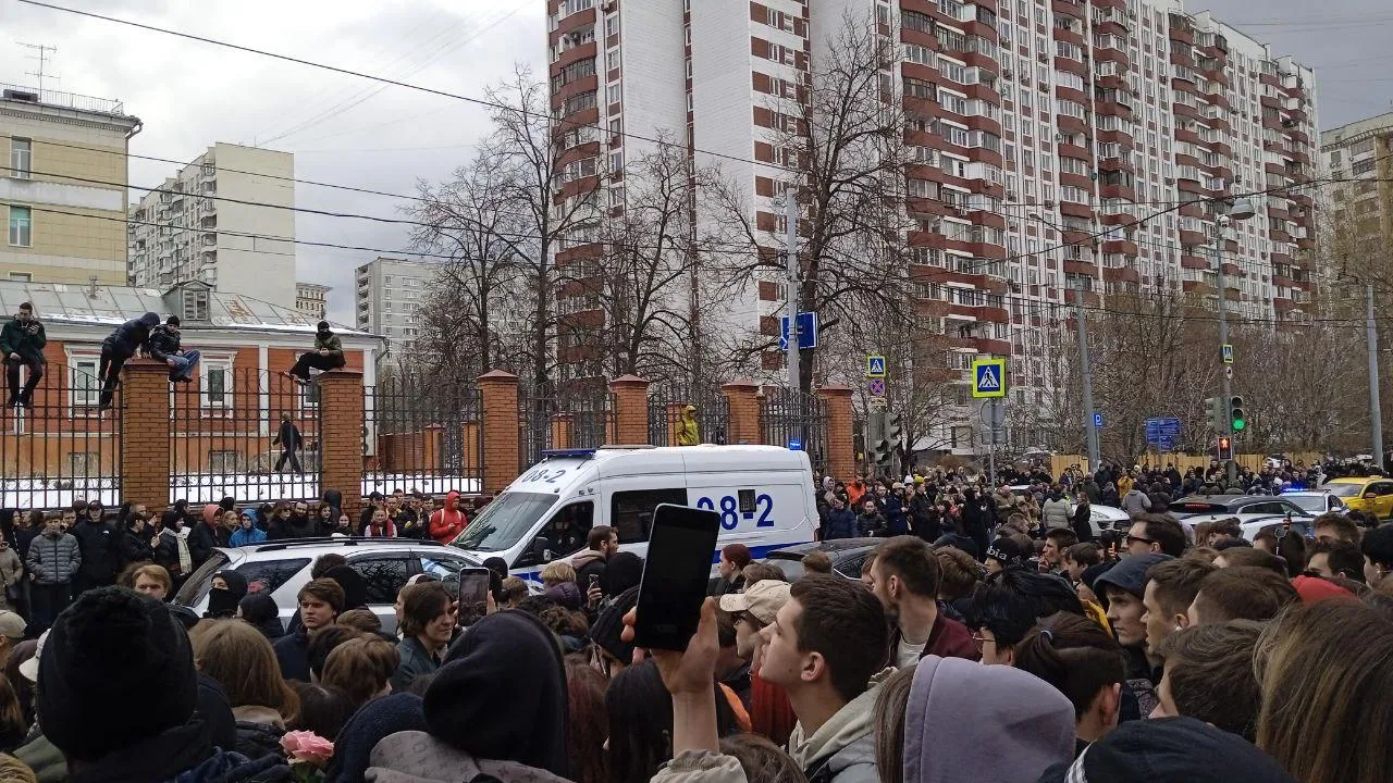 На прощание с Пашей Техником приехала полиция. Люди все еще скандируют его имя