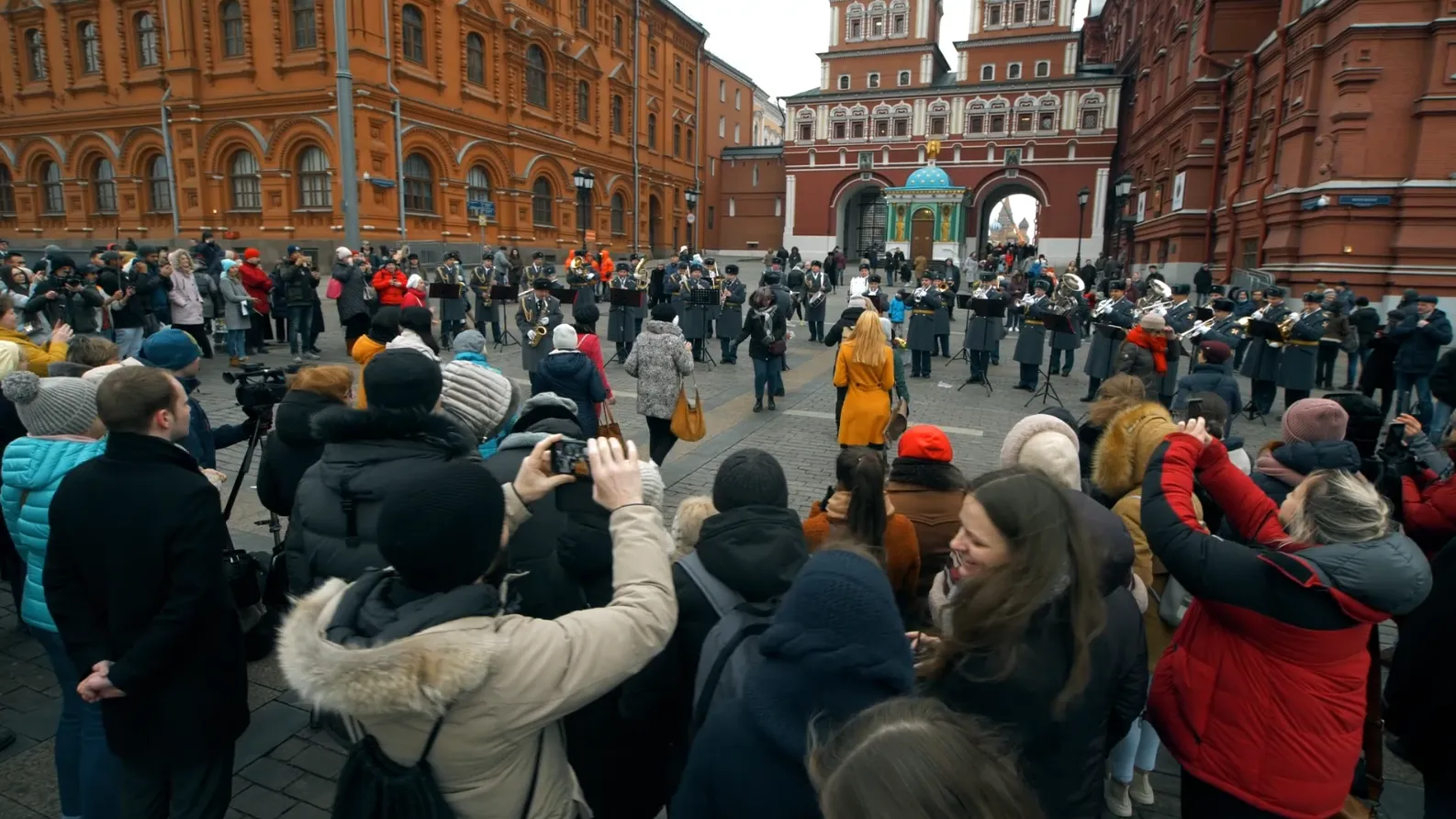 Музыканты Росгвардии выступили в центре Москвы в честь Международного женского дня