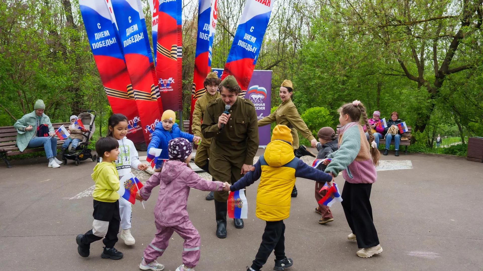 В Химках прошла акция «Вальс Победы» в парке «Экоберег»