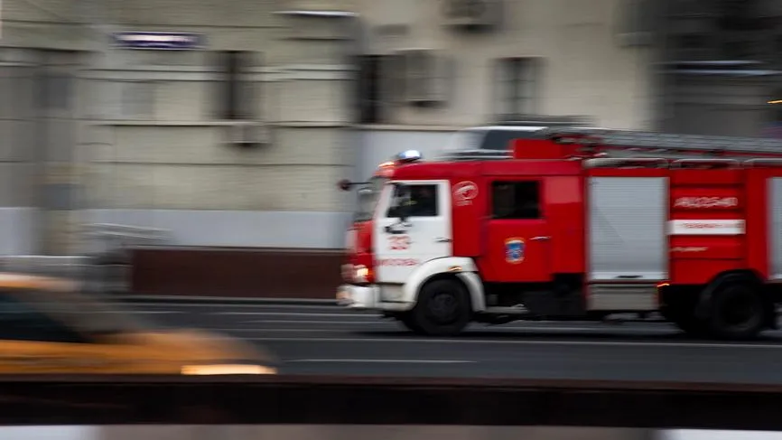 Горящий автосервис с 3 машинами потушен на северо-востоке Москвы