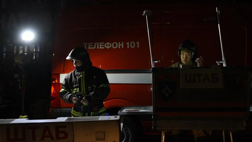 Пожар потушили в подвале административного здания в центре Москвы
