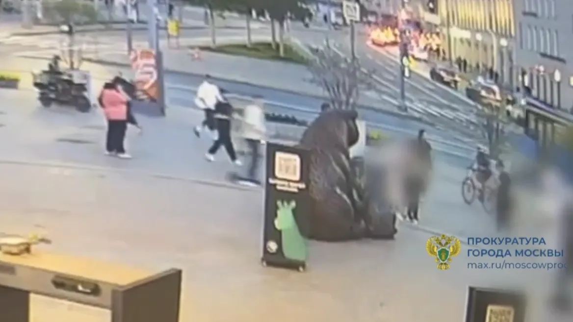 Сбил ребенка и сбежал: лихач на самокате снес 9-летнюю девочку в Москве