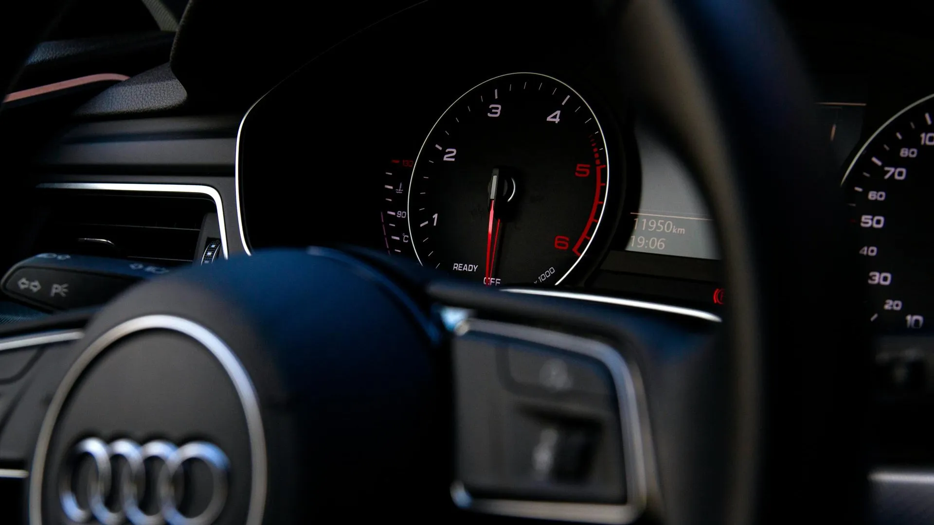 Женщина на Audi сбила трех пешеходов в Москве