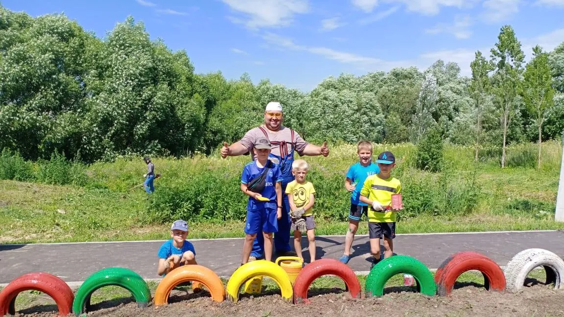 Жители огородили детскую площадку шинами в деревне Сертякино Подольска