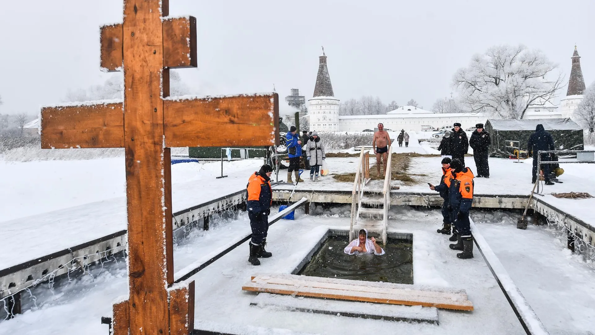 Подмосковные спасатели обеспечили безопасность на крещенских купаниях